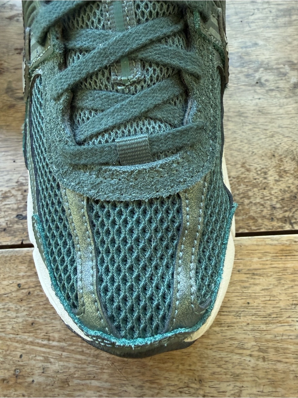 BRAND NEW Nike Women's Green Vomero 5 Sneakers with White Swoosh sz 9 - Picture 10 of 10